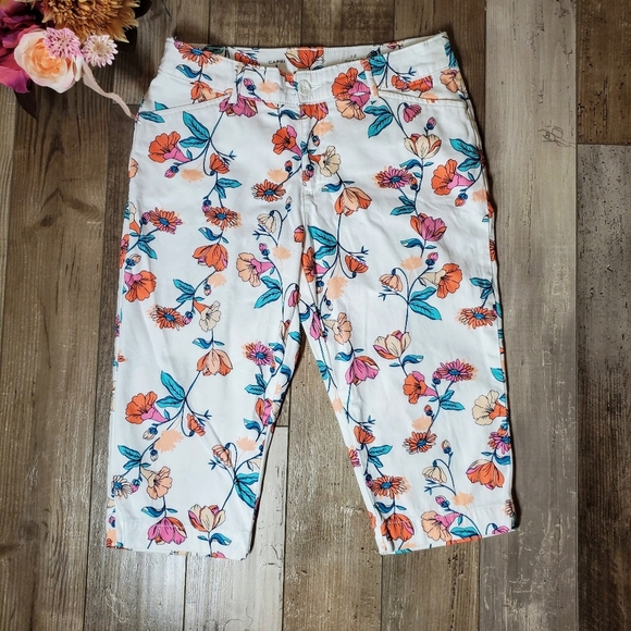 St. John’s Bay Capris Size 12 Petite Secretly Slender Panel White Posie Floral - Picture 14 of 16